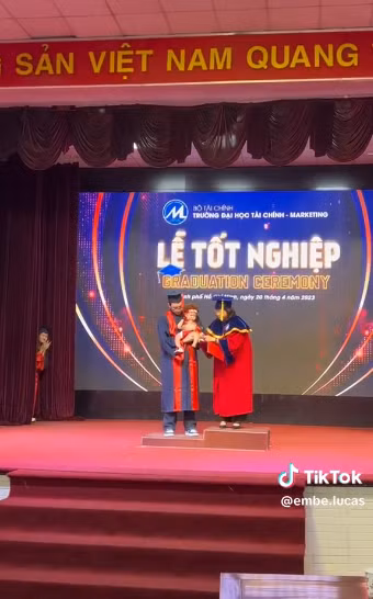 Đây sẽ là một hình ảnh đáng nhớ để sau này khi bé lớn lên có thể tự hào vì đã cùng bố nhận thành tích xuất sắc này.