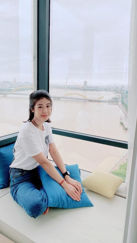 Nếu Đông Phương khi đi sự kiện gây ấn tượng với người nhìn bởi sự sang trọng thì khi khoác lên bộ đồ phi công cô đem lại cảm giác mạnh mẽ, quyết liệt, sẵn sàng “làm chủ bầu trời”.