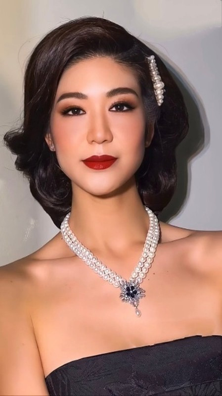 Với chiều cao 1m70, cùng làn da trắng sáng, nên dù diện đồ hết sức đơn giản cũng tôn lên được nhan sắc tự nhiên.