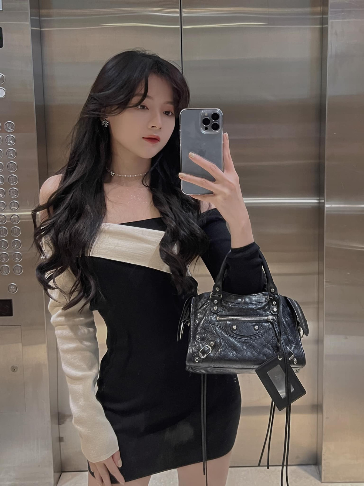 Trên trang cá nhân, hot girl tích cực chia sẻ nhiều hình ảnh gợi cảm.