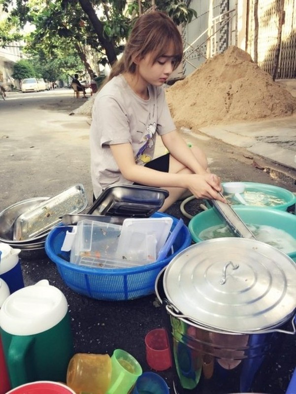 Sau khi nổi tiếng nhờ tấm ảnh thẻ, cô nàng lại gây sốt nhờ danh xưng khác là "hot girl rửa bát" với tấm ảnh chụp cô nàng đang vật lộn với đống bát đĩa mà vẫn xinh ngời ngời.