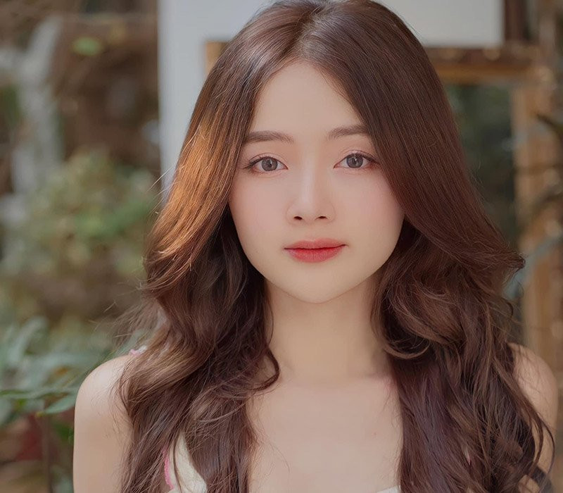 Gương mặt xinh như búp bê là những gì mà dân mạng dành cho Lê Lý Lan Hương ở mỗi bức ảnh. Ảnh: FBNV