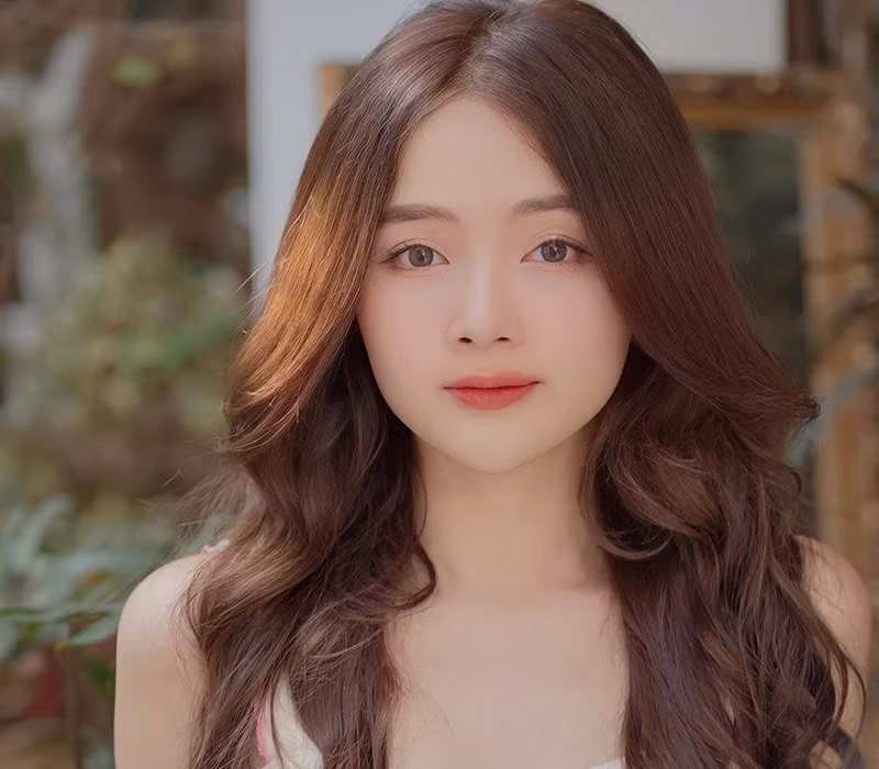 Gương mặt xinh như búp bê là những gì mà dân mạng dành cho Lê Lý Lan Hương ở mỗi bức ảnh. Ảnh: FBNV