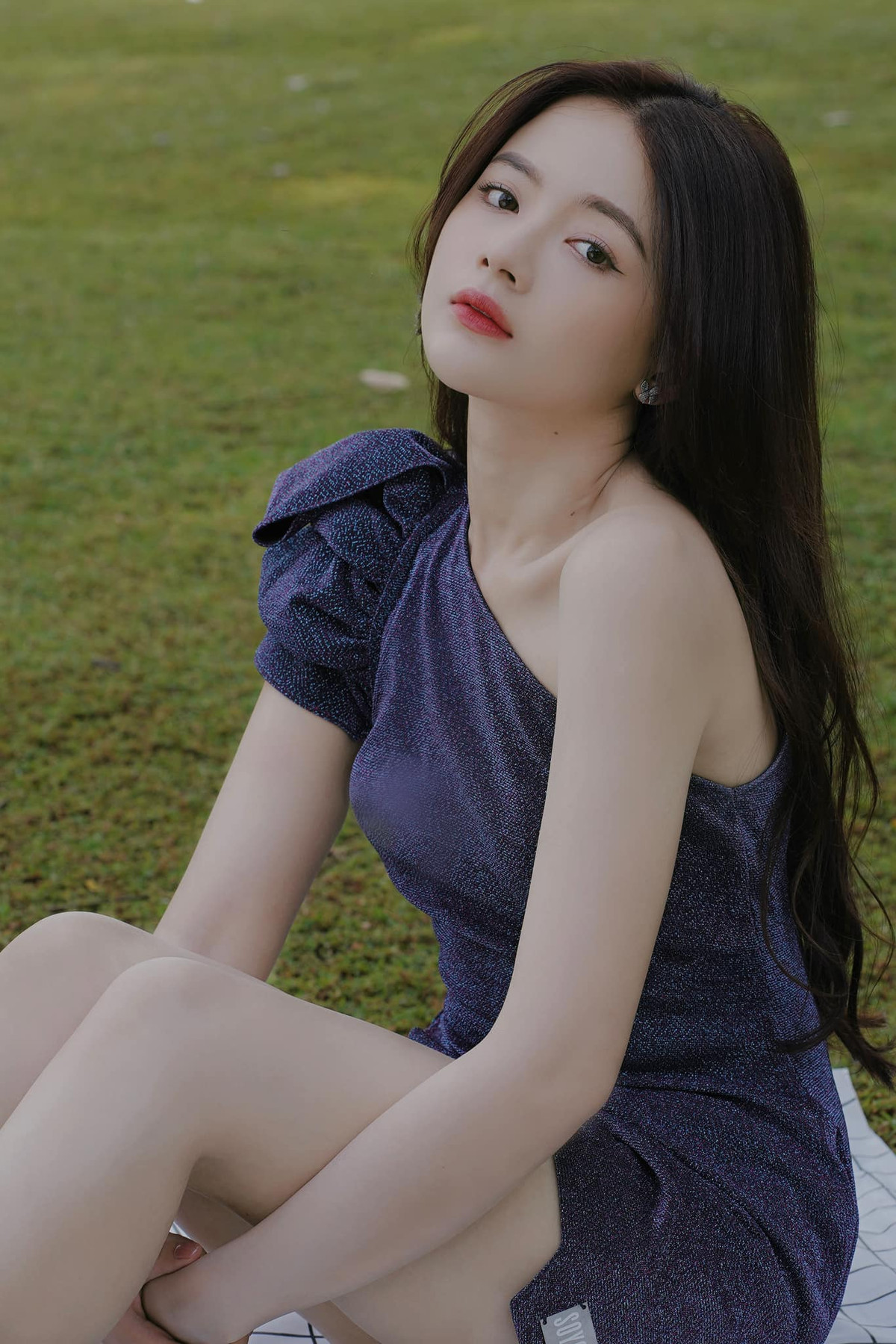 Khác hoàn toàn với nữ sinh giản dị ngày nào, "hot girl ảnh thẻ" giờ đã biết trau chuốt hơn cho bản thân.