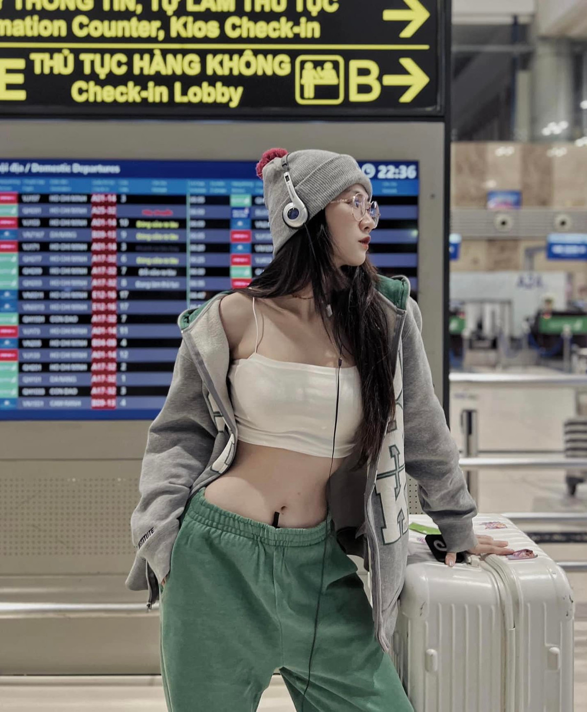 Trên trang cá nhân, gái xinh chăm chỉ trưng trổ những tấm ảnh gợi cảm không lối thoát, body căng đét từng vòng đốt mắt biết bao người. Ảnh: Tổng hợp