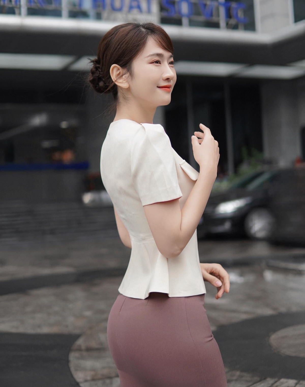 Đáng chú ý nhất nữ TikToker xuất hiện với vị trí MC chương trình truyền hình. Cụ thể cô đang đảm nhận Bản tin Alo Bác sĩ trên kênh VTC1.