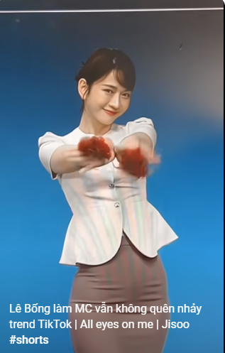 Ngoài ra, netizen tinh ý nhận ra "rổ" mỡ bụng của cô nàng lộ rõ, khác hẳn hình ảnh eo thon trên MXH.