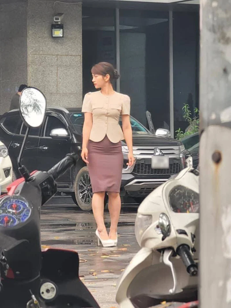 Một chi tiết khiến Lê Bống mất điểm trong mắt khán giả chính là việc cô lựa chọn chiếc váy bó sát chật cứng làm phần bụng của nữ TikToker nhô to hơn.