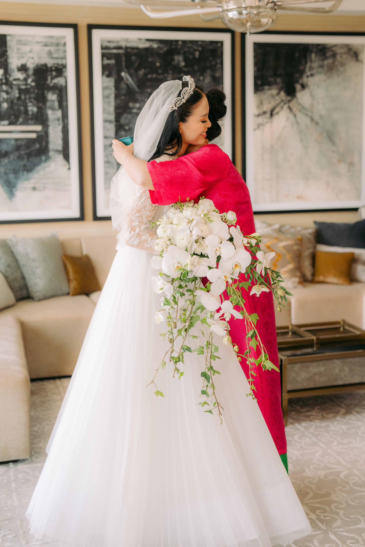 Nhân vật chính đội mấn, diện đồ cưới phong cách Tây Âu, chú rể lại mặc đồ truyền thống của Philippines.