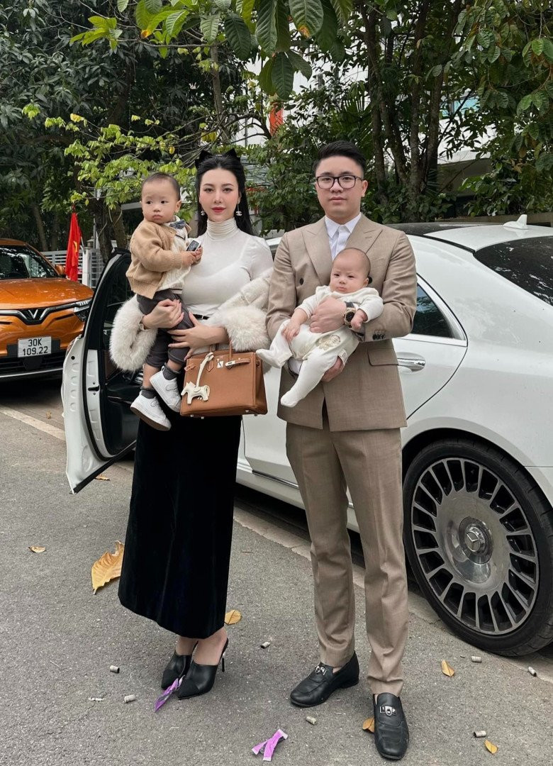 Được biết, để sở hữu được đôi dép này, người mua thường phải là thành viên VIP của thương hiệu hoặc phải dành thời gian chờ đợi không ít để có được.