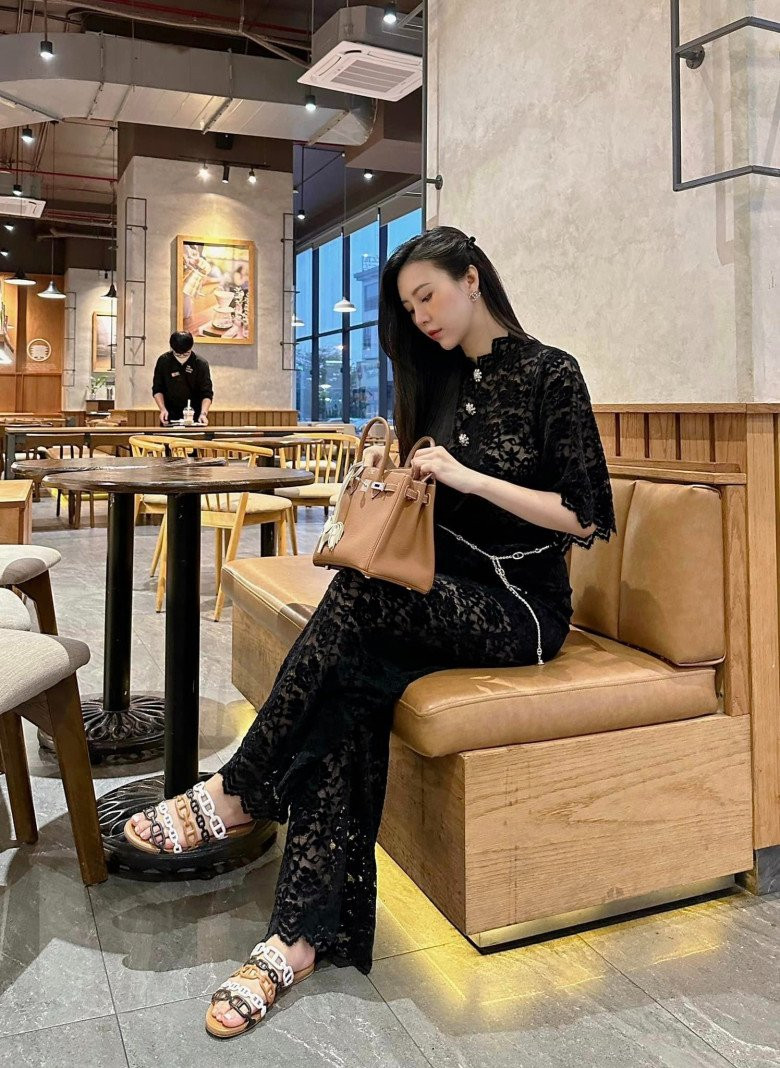 Trên trang cá nhân, dù ít khi khoe ảnh về bạn đời nhưng mỗi lần nhắc đến nửa kia, Ngọc Châm đều khiến ai nấy gato không ngớt.