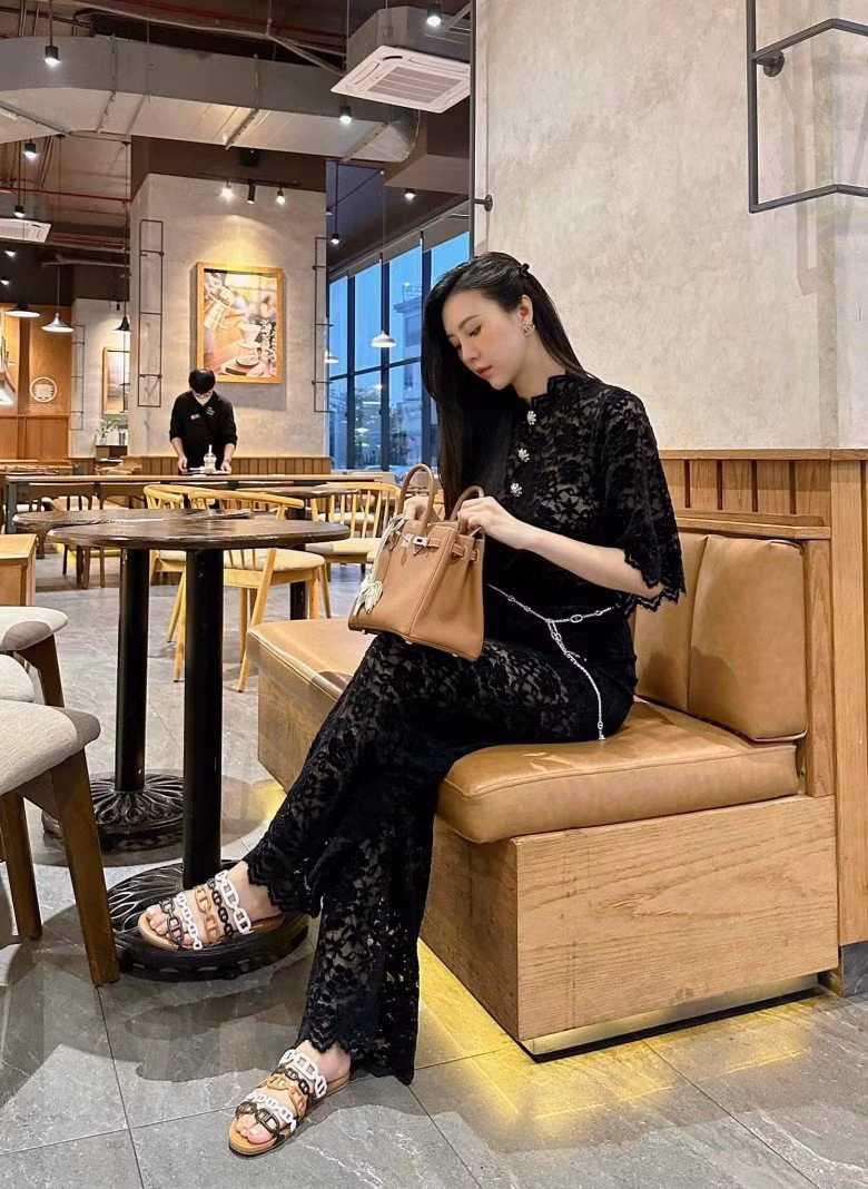 Trên trang cá nhân, dù ít khi khoe ảnh về bạn đời nhưng mỗi lần nhắc đến nửa kia, Ngọc Châm đều khiến ai nấy gato không ngớt.