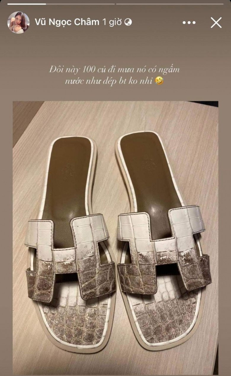 Đặc biệt, mới đây người đẹp hàng không một thời khiến các fan trầm trồ khi "tậu" về đôi dép bệt có giá lên đến 100 "củ". Được biết, đây là dòng dép bằng da cá sấu bạch tạng Himalaya rất hiếm của Hermes.