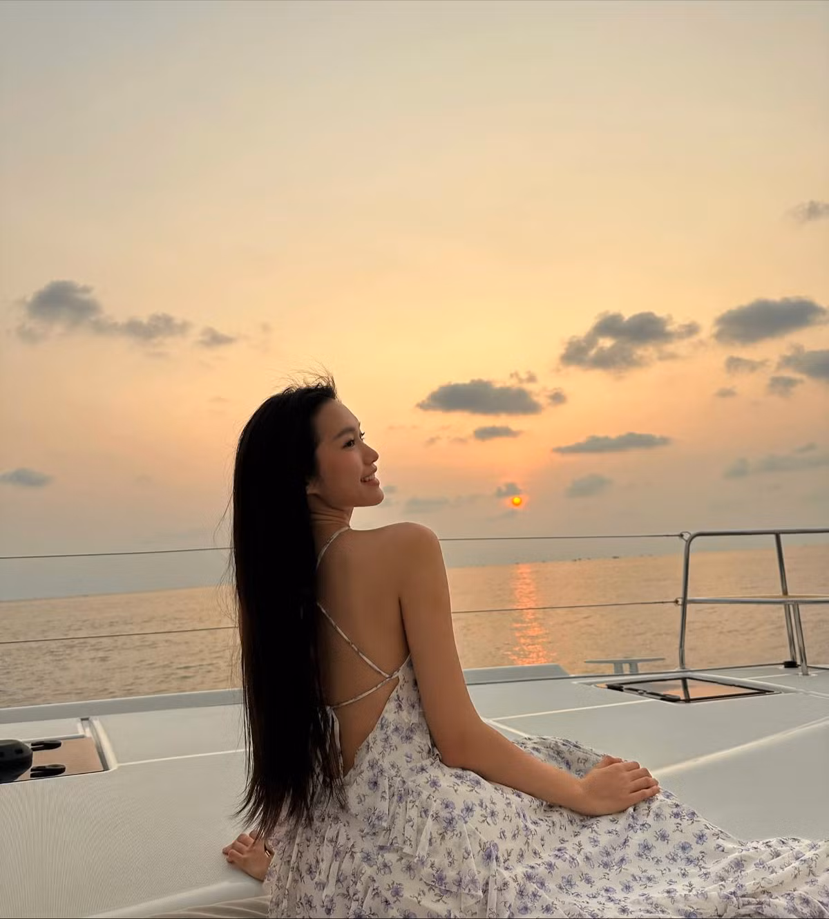 Nàng WAGs diện một chiếc đầm maxi cổ yếm dịu dàng, khoe khéo bờ vai gầy cùng xương quai xanh và lưng trần đầy gợi cảm.