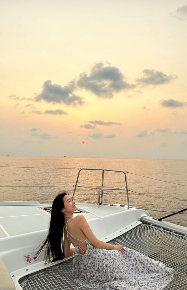 Cô nhận được nhiều lời khen ngợi xinh đẹp. Đoàn Văn Hậu cũng chính là người đã chụp cho bạn gái những bức ảnh xinh đẹp, ngọt ngào này.