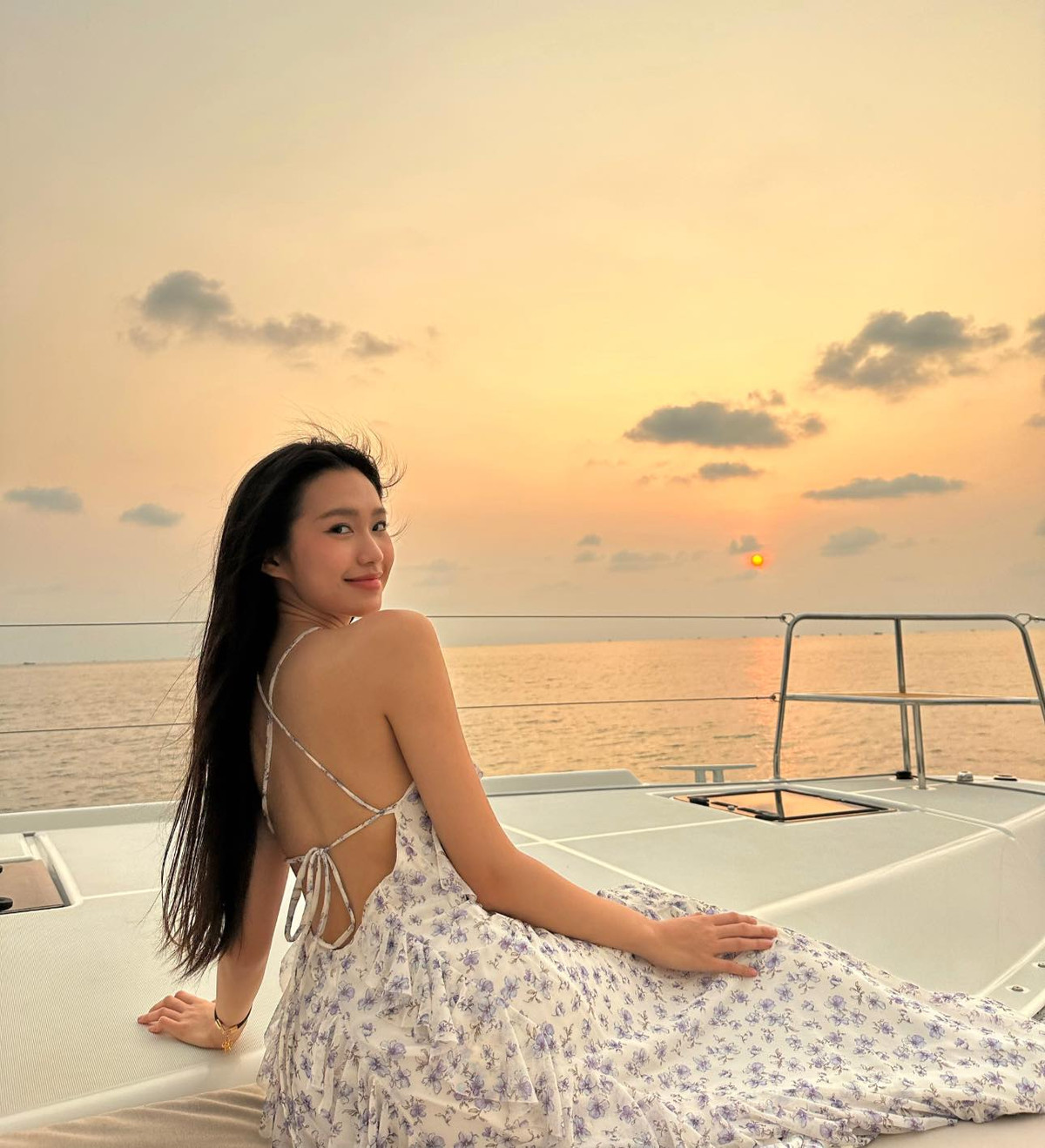 Điển hình mới đây trên trang cá nhân, bạn gái Đoàn Văn Hậu chia sẻ hình ảnh cô cùng người yêu đang có một chuyến du lịch tại Phú Quốc sau khi chính thức tốt nghiệp cử nhân ngành Luật.