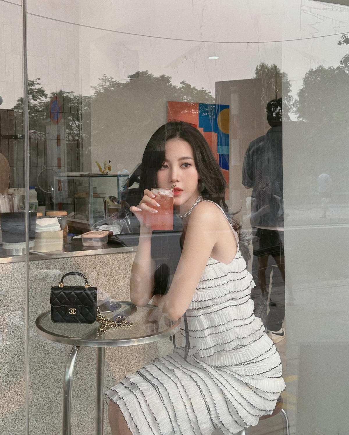 Sau khi làm mẹ, cô được mọi người nhận xét ngày càng xinh đẹp, mặn mà hơn so với thời son rỗi.