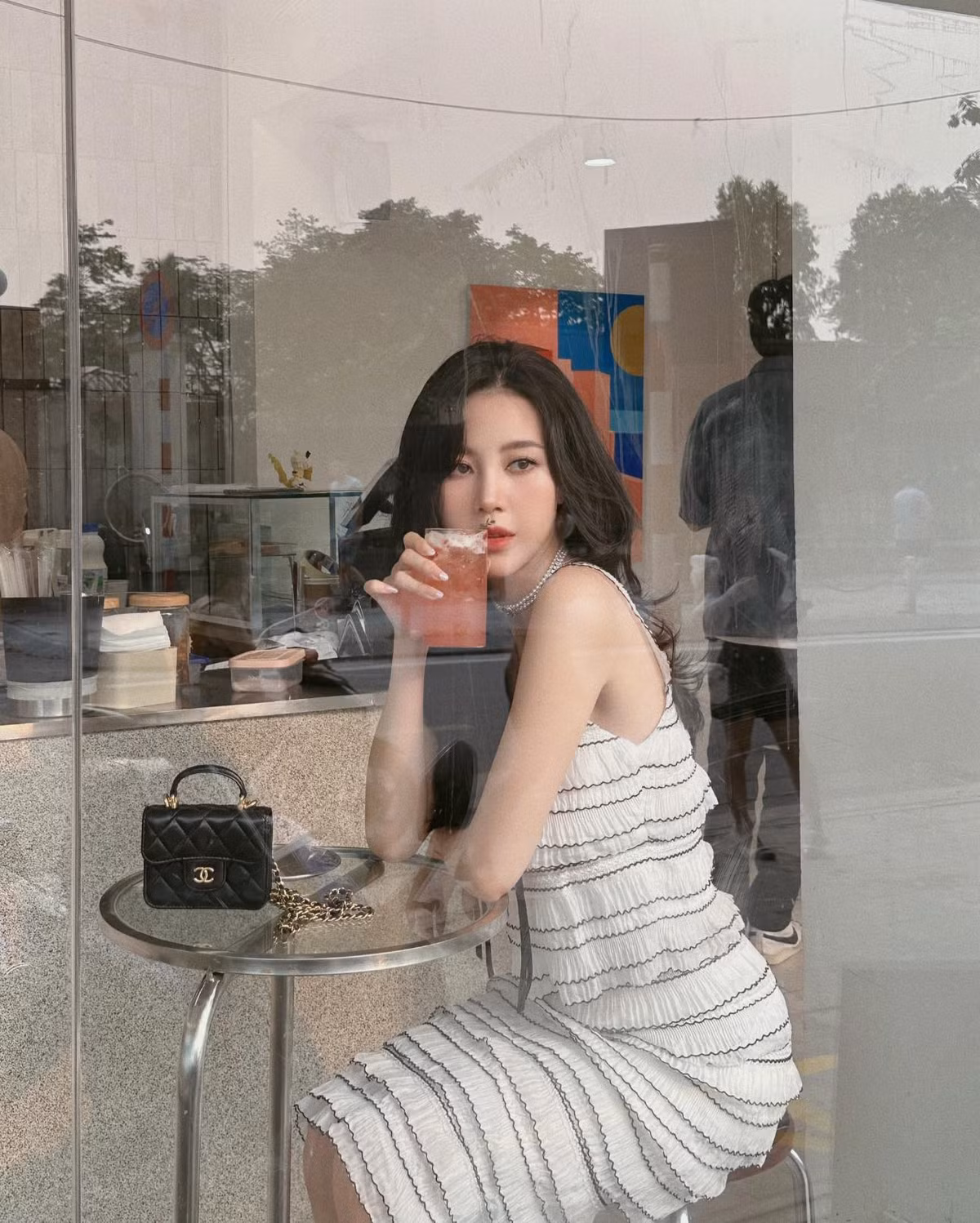 Sau khi làm mẹ, cô được mọi người nhận xét ngày càng xinh đẹp, mặn mà hơn so với thời son rỗi.