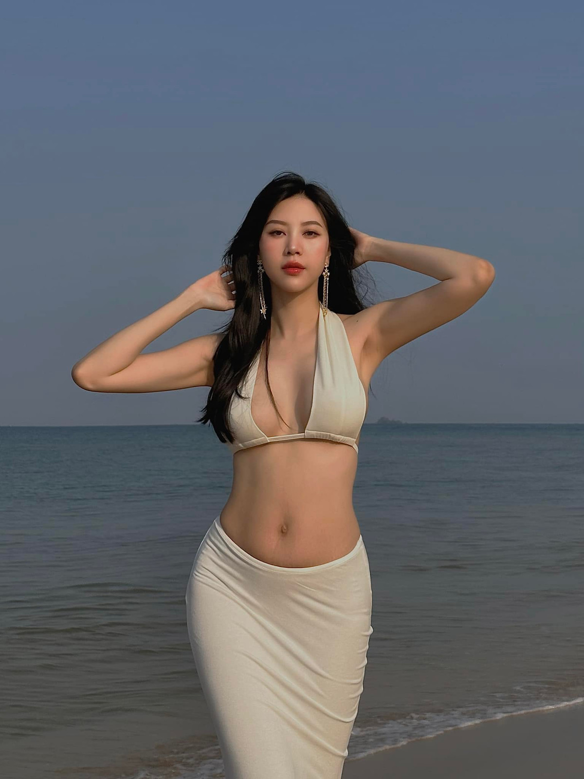 Từng nổi tiếng với biệt danh hot girl hàng không, Vũ Ngọc Châm gây chú ý khi tham gia đóng phim, tham gia MV của Sơn Tùng MTP.