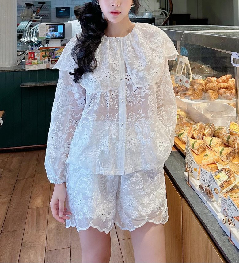 Dù tự "bóc phốt" bản thân trông chẳng khác mẹ bỉm nhưng người đẹp vẫn làm bao người trầm trồ với màn lên đồ táo bạo.