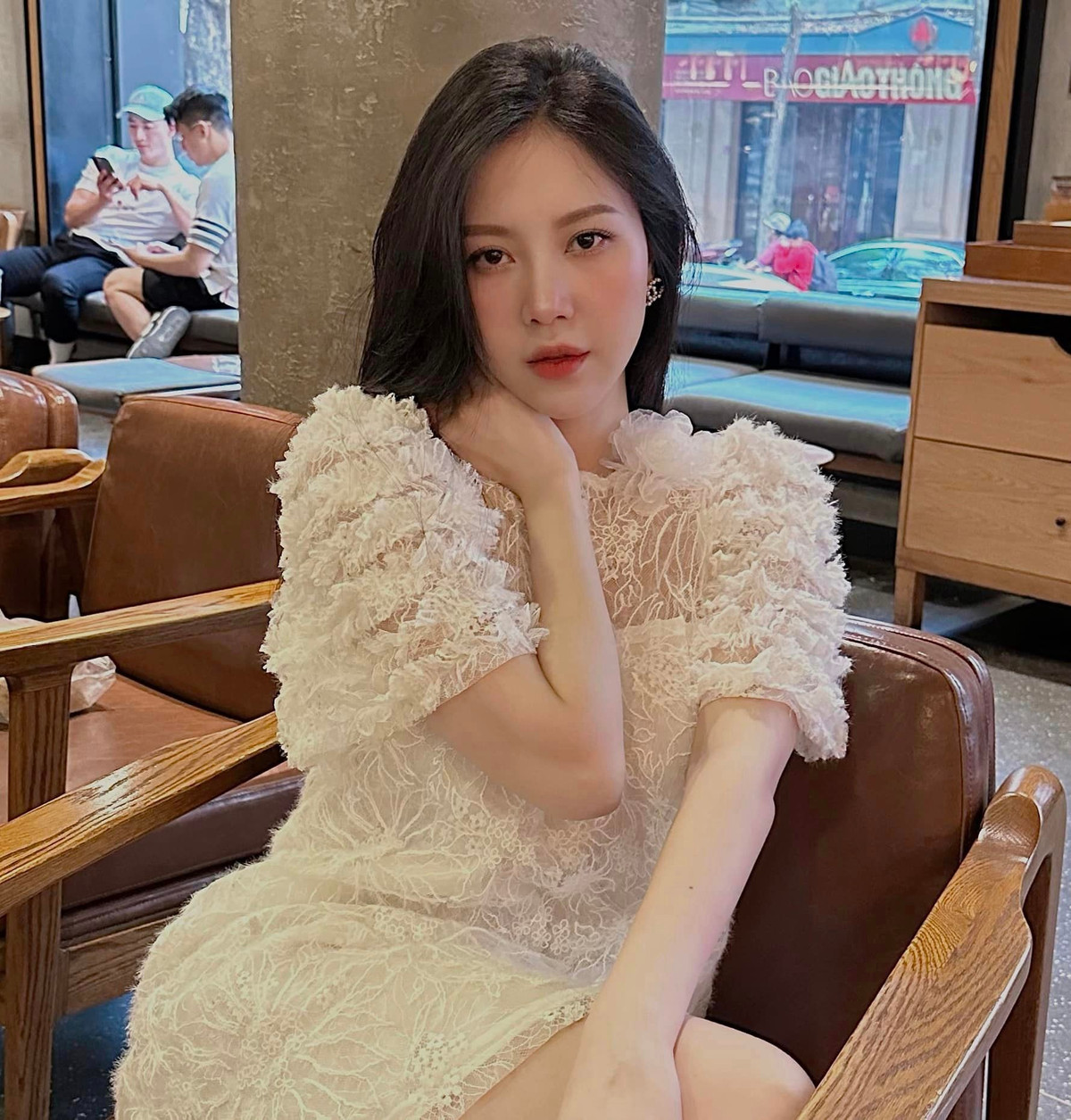 Nghỉ việc tiếp viên hàng không một thời gian, năm 2020, Vũ Ngọc Châm đã lên xe hoa với ông xã là doanh nhân, hơn cô 4 tuổi.