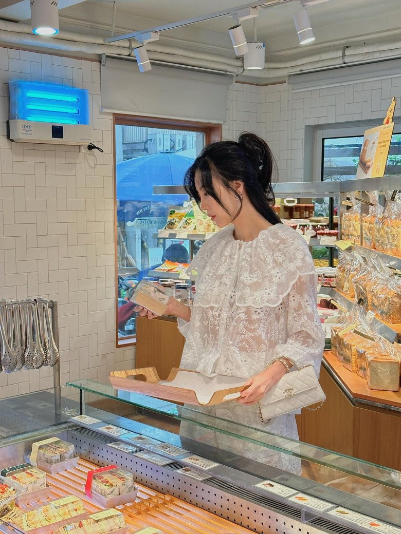 Cô cho biết bản thân muốn "trẻ hóa" để như những cô gái tuổi đôi mươi, nhưng dù diện trang phục nhí nhảnh vẫn toát lên nét "mẹ 2 con".