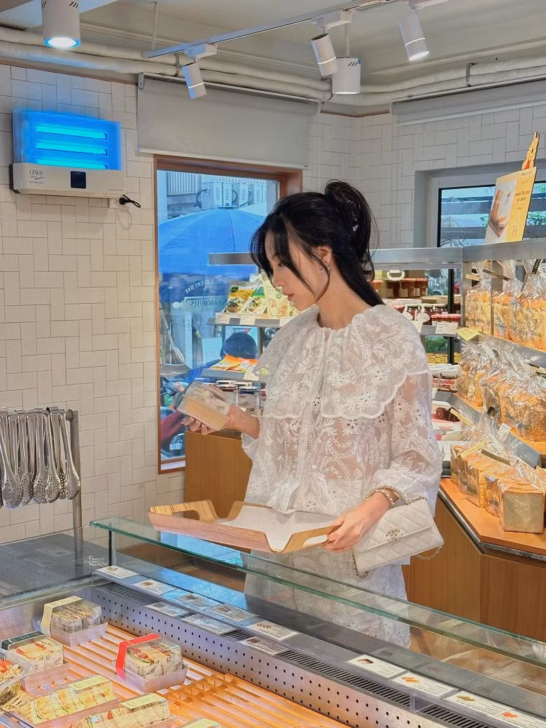 Cô cho biết bản thân muốn "trẻ hóa" để như những cô gái tuổi đôi mươi, nhưng dù diện trang phục nhí nhảnh vẫn toát lên nét "mẹ 2 con".