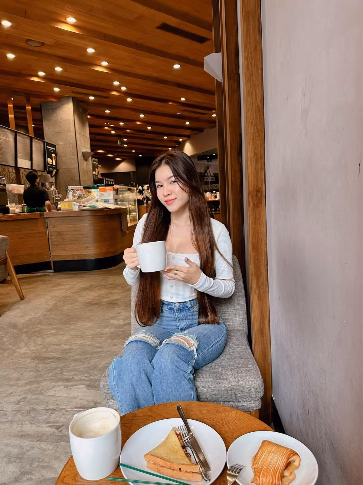 Ngoài ra, người đẹp Sài thành còn gây chú ý khi là bạn gái của thủ môn Đặng Văn Lâm. Bởi vậy, các chia sẻ của cô trên mạng xã hội cũng thu hút không ít sự quan tâm.