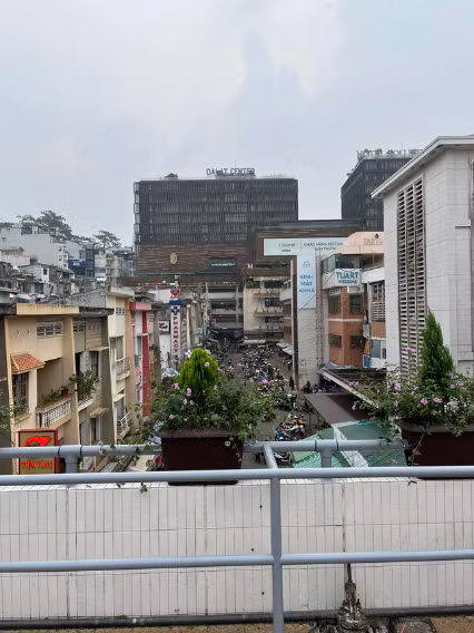 Mới đây, cư dân mạng bắt đầu xôn xao trước hình ảnh cây cầu chợ Đà Lạt góc quen thuộc bỗng xuất hiện "vật thể lạ".