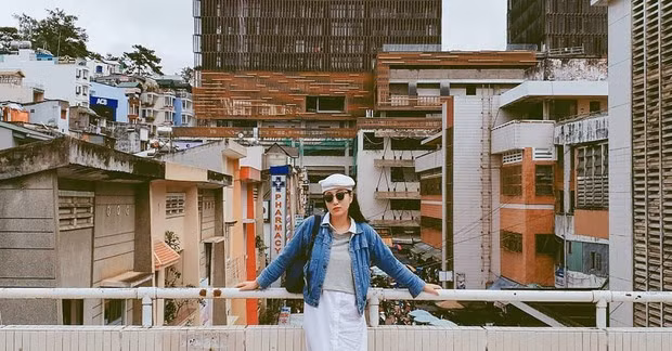 Cầu khá đơn giản, thậm chí khá cũ với những vết ố trên thành, vết gỉ trên tấm chắn nhưng khi kết hợp lại với khung cảnh đằng sau thì lại tạo nên một background siêu đẹp.