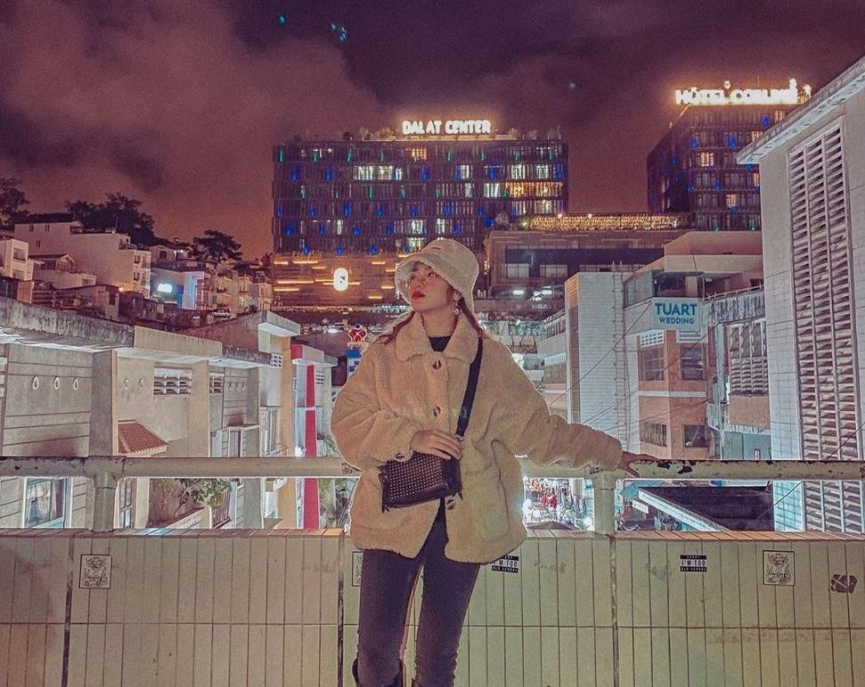 Giới trẻ quen gọi góc chụp hình này là góc HongKong Đà Lạt vì nó khiến người ta liên tưởng đến những con phố nhỏ ở Hong Kong vào những thập niên 60 – 70 của thế kỷ trước.