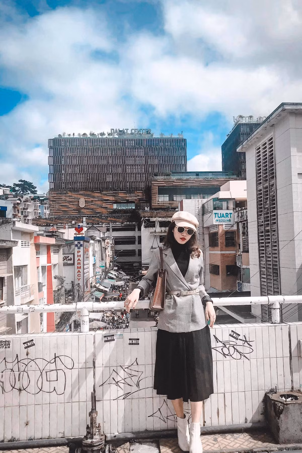 Chỉnh màu khéo một chút là bạn có ngay tấm ảnh mang phong cách Hồng Kông khi chụp tại đây.