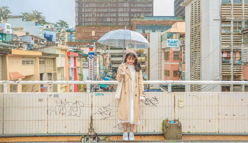 Điểm check in này còn được giới trẻ ví là "HongKong bên hông Đà Lạt". Nghe cái tên có vẻ khá là mê tai và hấp dẫn nhưng thực chất đây chỉ là một cây cầu nhỏ bắc qua chợ, từ trên cầu có một góc bao quát được cảnh bên dưới rất đẹp, rất cổ điển.