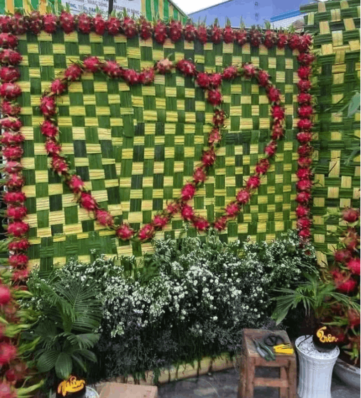 Không những thế, vô số quả thanh long đỏ tươi còn được xếp thành cặp trái tim biểu trưng cho tình yêu vĩnh cửu, trường tồn khiến nhiều người không khỏi thích thú. Ảnh: Tổng hợp