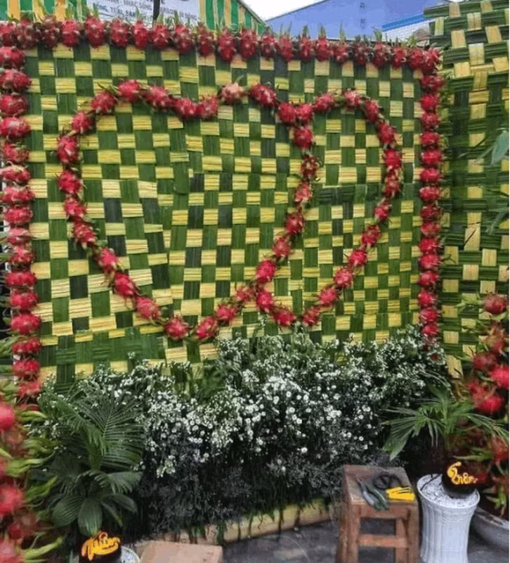 Không những thế, vô số quả thanh long đỏ tươi còn được xếp thành cặp trái tim biểu trưng cho tình yêu vĩnh cửu, trường tồn khiến nhiều người không khỏi thích thú. Ảnh: Tổng hợp