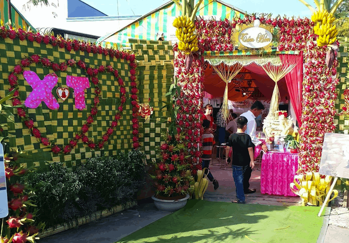 Ấn tượng không kém đó là chiếc cổng được trang trí bằng vô số quả thanh long đỏ tươi.