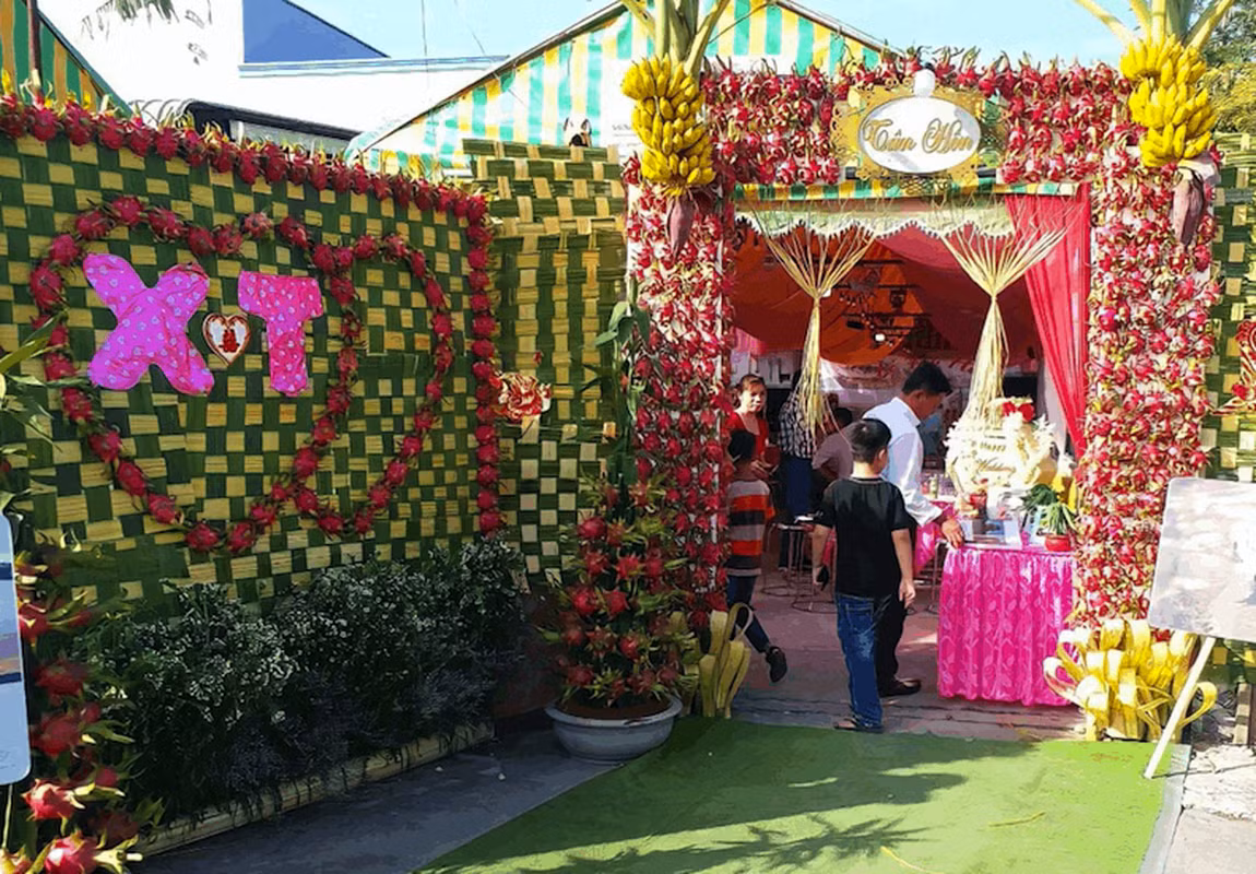 Ấn tượng không kém đó là chiếc cổng được trang trí bằng vô số quả thanh long đỏ tươi.