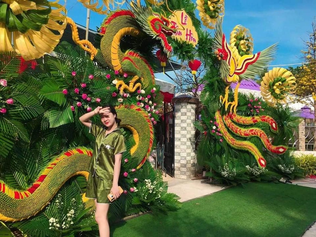 Cổng chào độc đáo này được kết lại từ những tán lá dừa, hoa, nan và một số loại lá khác.