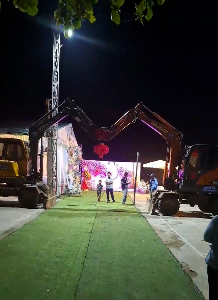 Không ít các đám cưới khu vực cổng được trang trí background vô cùng độc đáo, hoành tráng không kém cạnh gì.