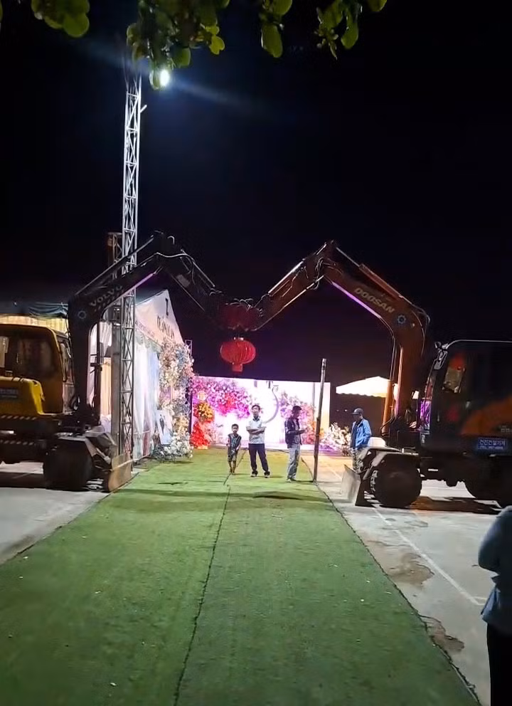 Không ít các đám cưới khu vực cổng được trang trí background vô cùng độc đáo, hoành tráng không kém cạnh gì.