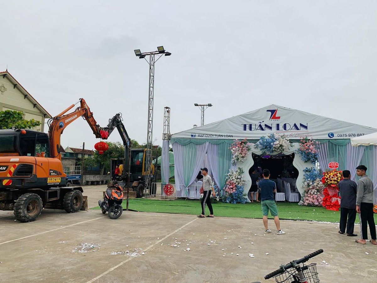 Được biết, chủ nhân của chiếc cổng cưới đặc biệt này có truyền thống làm nghề máy xúc nên đã tận dụng nó để làm luôn cổng cưới.