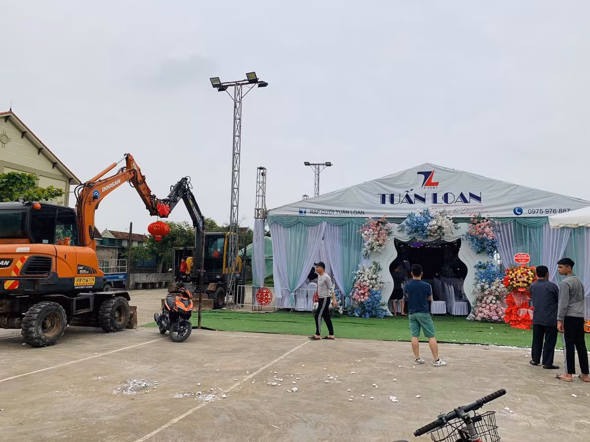 Được biết, chủ nhân của chiếc cổng cưới đặc biệt này có truyền thống làm nghề máy xúc nên đã tận dụng nó để làm luôn cổng cưới.