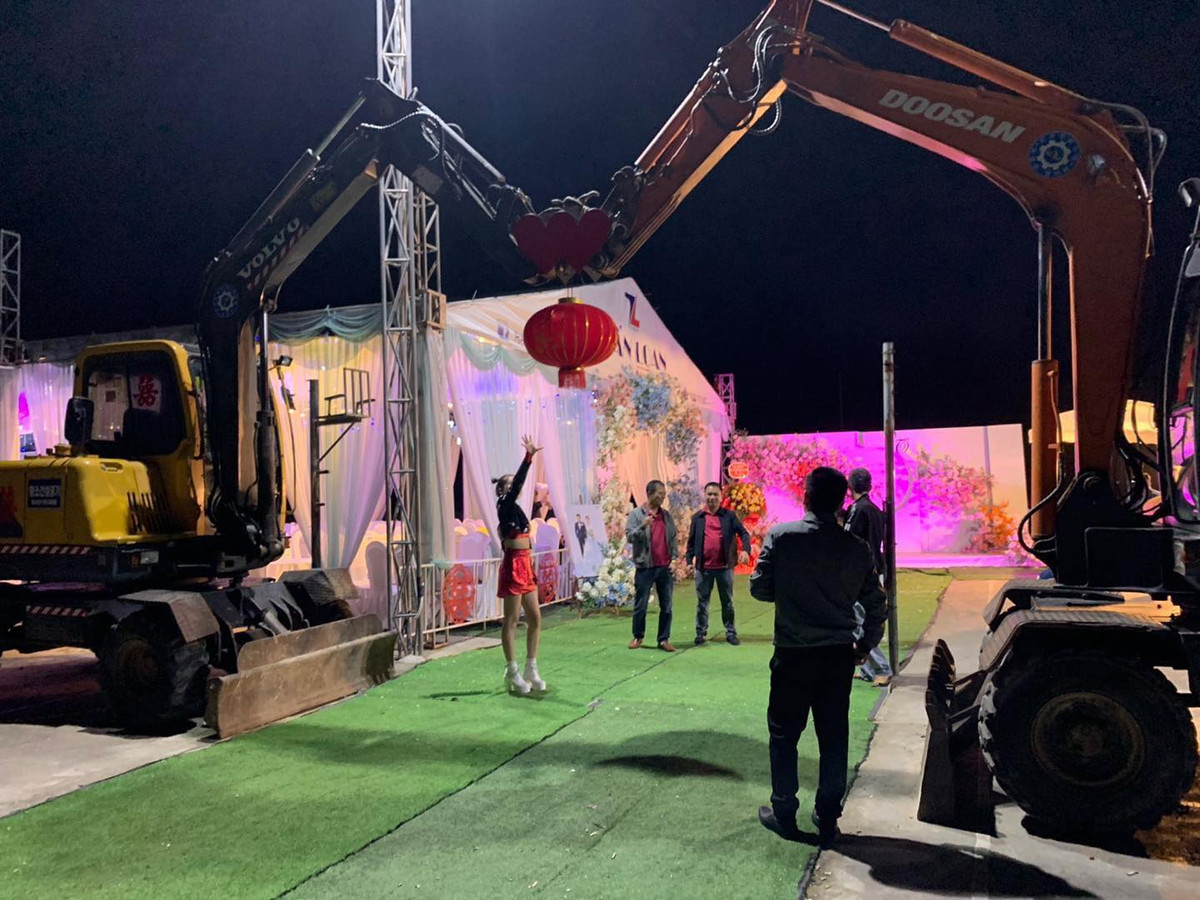 Không sử dụng cổng cưới theo cách truyền thống, chú rể Nghệ An đã dùng hai chiếc máy xúc ghép lại, tạo thành chiếc cổng cưới độc lạ trong ngày trọng đại của mình.