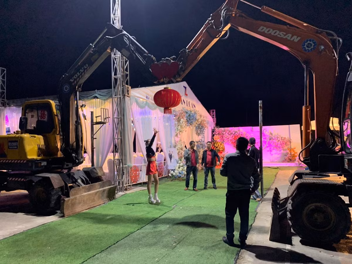 Không sử dụng cổng cưới theo cách truyền thống, chú rể Nghệ An đã dùng hai chiếc máy xúc ghép lại, tạo thành chiếc cổng cưới độc lạ trong ngày trọng đại của mình.