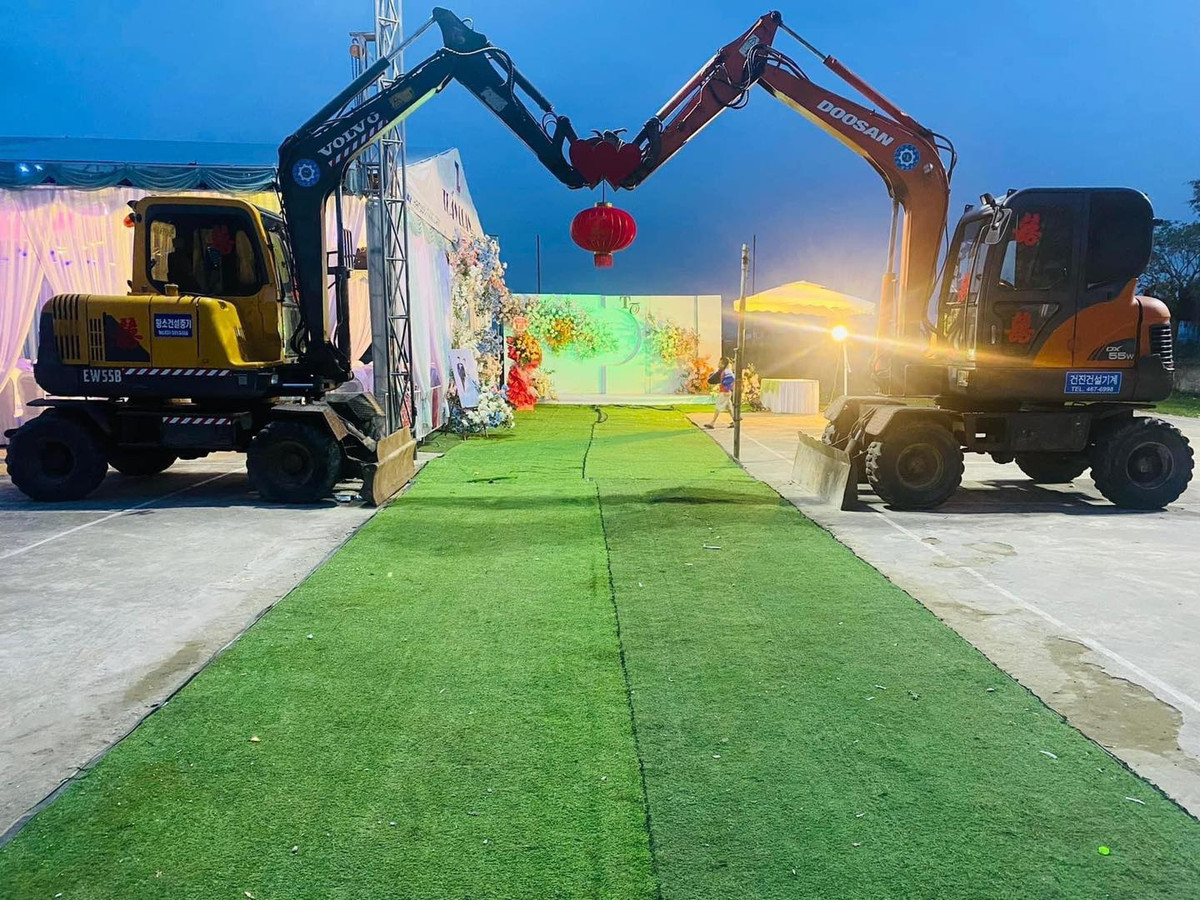 Sau khi chia sẻ lên MXH, loạt hình ảnh nhanh chóng gây chú ý, không ít người bày tỏ sự thích thú đến chiếc cổng cưới độc đáo trong ngày đặc biệt của cặp đôi.