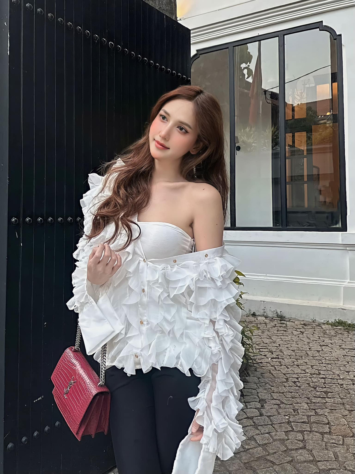 Trên trang cá nhân, Hoàng Học rất chăm chỉ đăng tải hình ảnh của mình. Gương mặt thanh tú, đường nét hài hòa, làn da trắng mịn…, mọi thứ đều thuộc về một cô gái đẹp.