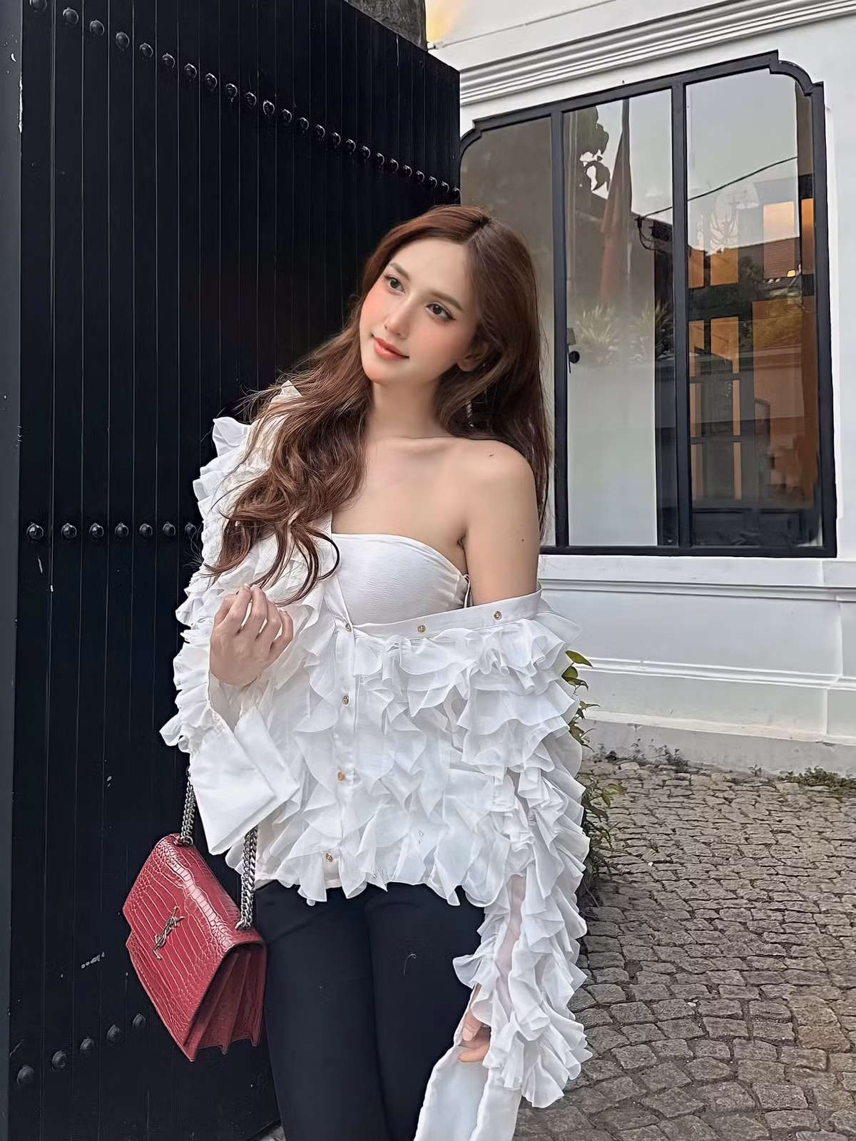 Trên trang cá nhân, Hoàng Học rất chăm chỉ đăng tải hình ảnh của mình. Gương mặt thanh tú, đường nét hài hòa, làn da trắng mịn…, mọi thứ đều thuộc về một cô gái đẹp.