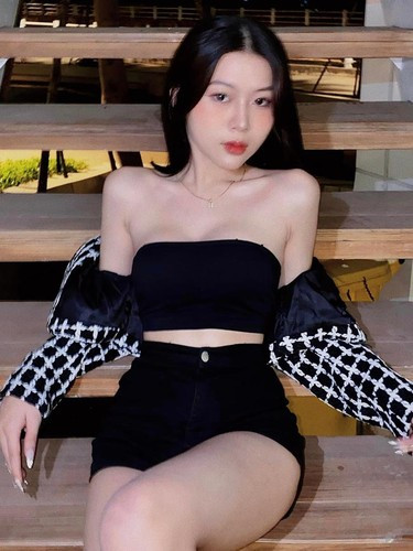 Khánh An (sinh năm 2000, quê Đồng Nai) từng là thí sinh của cuộc thi “Miss International Queen 2022” (cuộc thi sắc đẹp dành cho những cô gái chuyển giới). Ngay từ khi xuất hiện trong bài đăng giới thiệu về dàn thí sinh, Khánh An đã gây chú ý bởi vẻ ngoài xinh đẹp như búp bê.