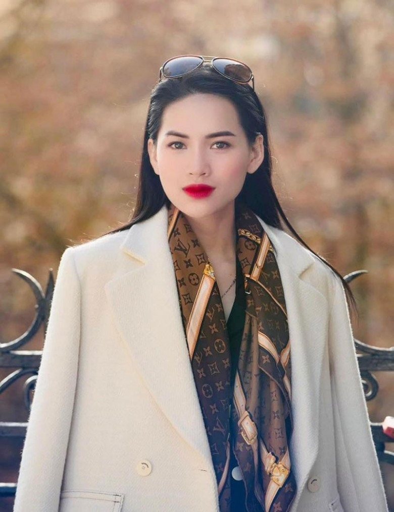 Sở hữu danh xưng “Chiến Thần Review” vì những review sản phẩm chân thật, việc Võ Hà Linh chốt đơn kỷ lục thời gian qua là điều dễ hiểu. Nhiều người mua hàng trong buổi livestream chia sẻ đã không thể mua hàng vì lượt mua quá lớn và tốc độ chốt đơn quá nhanh, thậm chí nhiều sản phẩm được bán sạch trong vòng chưa đầy 2 phút. Ảnh: Tổng hợp