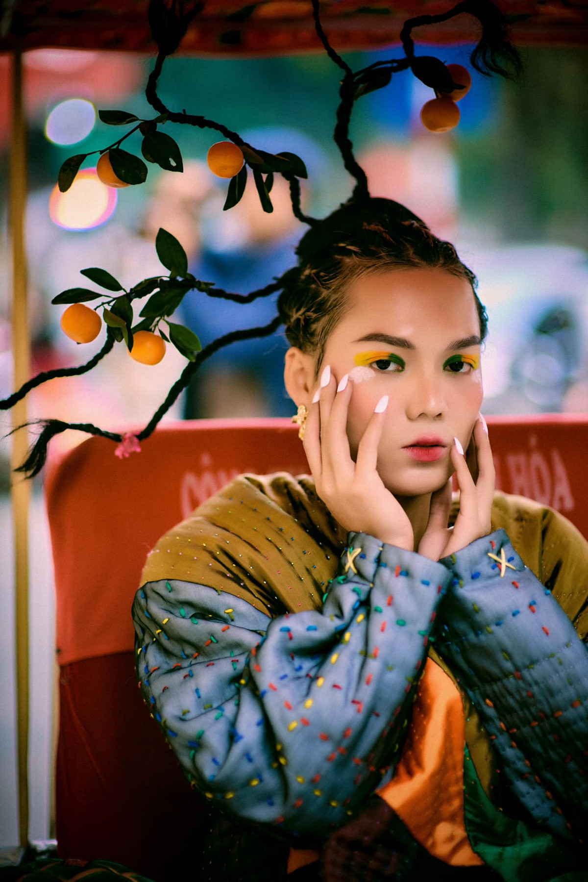 Với phong cách bán hàng độc lạ, lại ăn nói rất hài hước nên dù có cảm thấy xéo xắt, đanh đá, dân tình vẫn tò mò và kéo vào xem Phạm Thoại ngày càng đông.